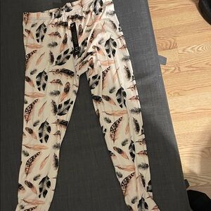 Leggings Depot Feather Print Leggings - Cream and Black